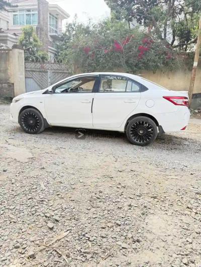 2015 Toyota bank 1,000,000 yemimechach yaris sedan 4piste