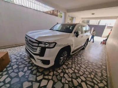 2023 Toyota Make:Toyota
Model:Land Cruiser VXR
Y