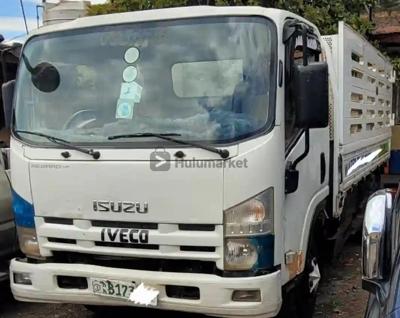 2020 Isuzu truck