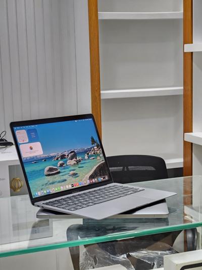 macbook air M1 2020 💻
.Apple M1 chip with 8‑core CPU, 7‑core GPU, and 16‑core Neural Engine
.8GB RAM
.256GB SSD stor