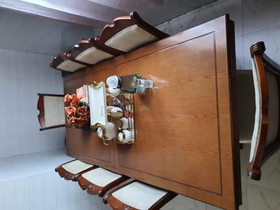 Dining Table :8-seater አስቸኳይ ሽያጭ