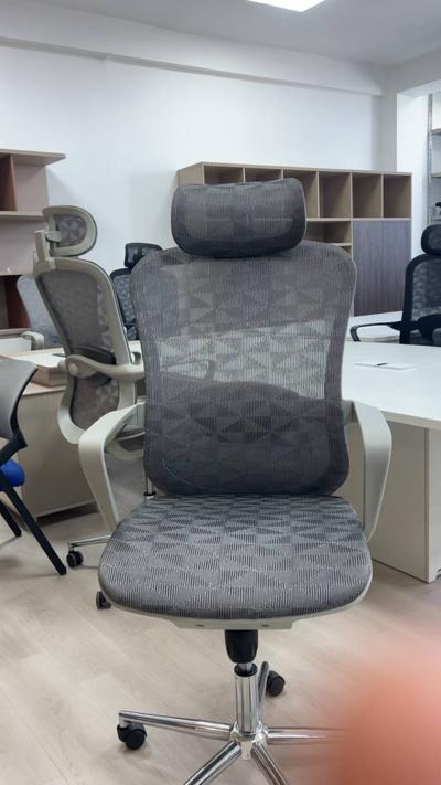 Managrial chair