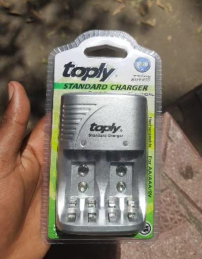 Toply Standard Charger (Model 802B)
It is designed to charge AA, AAA, and 9V rechargeable batteries