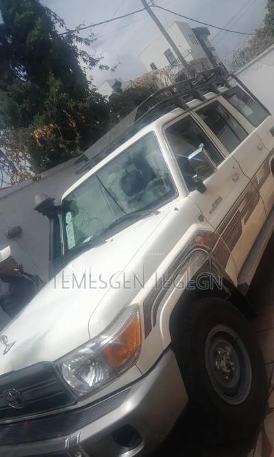 Toyota Land Cruiser 2011 White