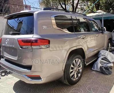 Toyota Land Cruiser 2023 Gold