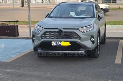 Toyota RAV4 LE 2021