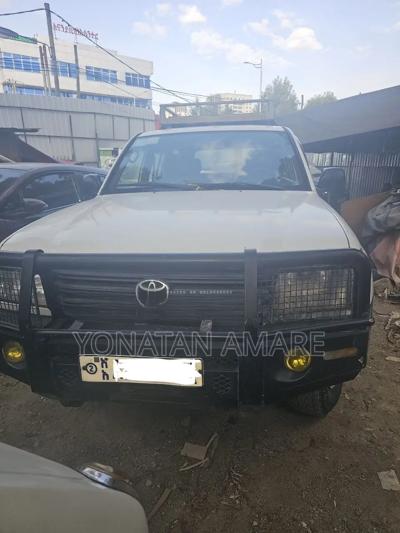 Toyota Land Cruiser 2004 White