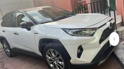 Toyota RAV4 2021 Off white