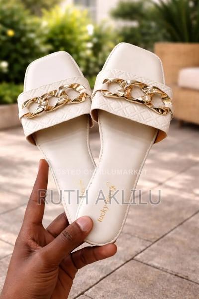 Women Fashionable Lucky Feet Flat Shoes