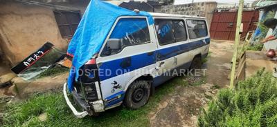 Toyota HiAce 1983 Blue
