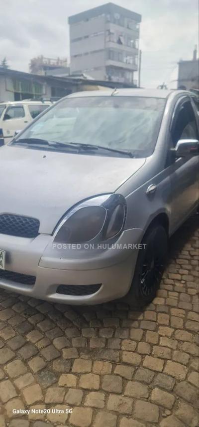 Toyota Vitz 2002 Silver