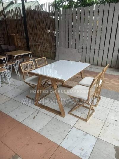 በብረት የሚሰራ Dining Table
