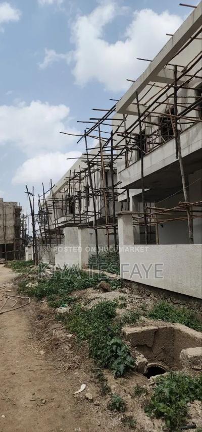 3bdrm Villa in ጀሞ2, Gullele for sale