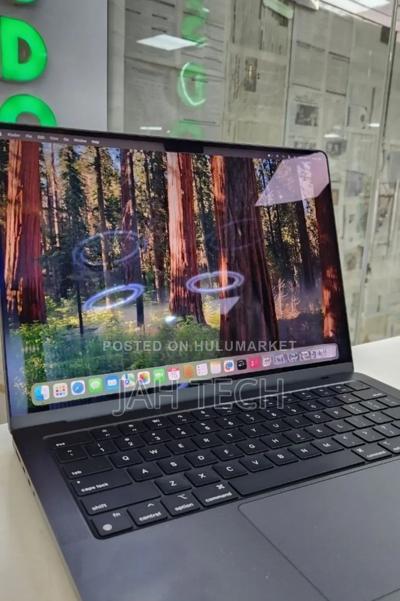 New Laptop Apple MacBook Pro 2023 M3 18GB Apple M3 Pro SSD 512GB