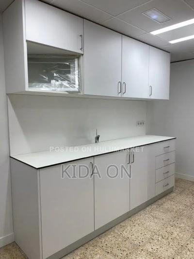 የግድግዳ Kitchen Cabinet