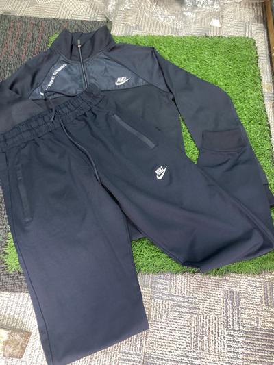Nike የወንዶች ቄንጠኛ ትራክሱት ስብስብ

•