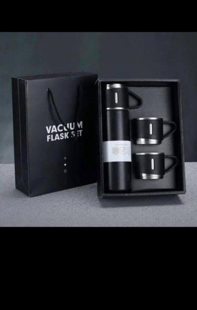 Vacuum Flask Set – የቅንጦት ቴርሞስ ከ3 ስኒዎች ጋር