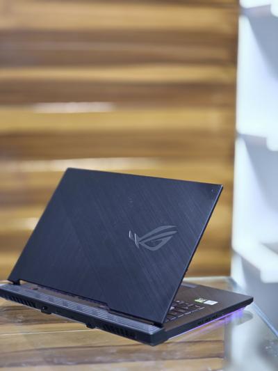 Rog strixs
